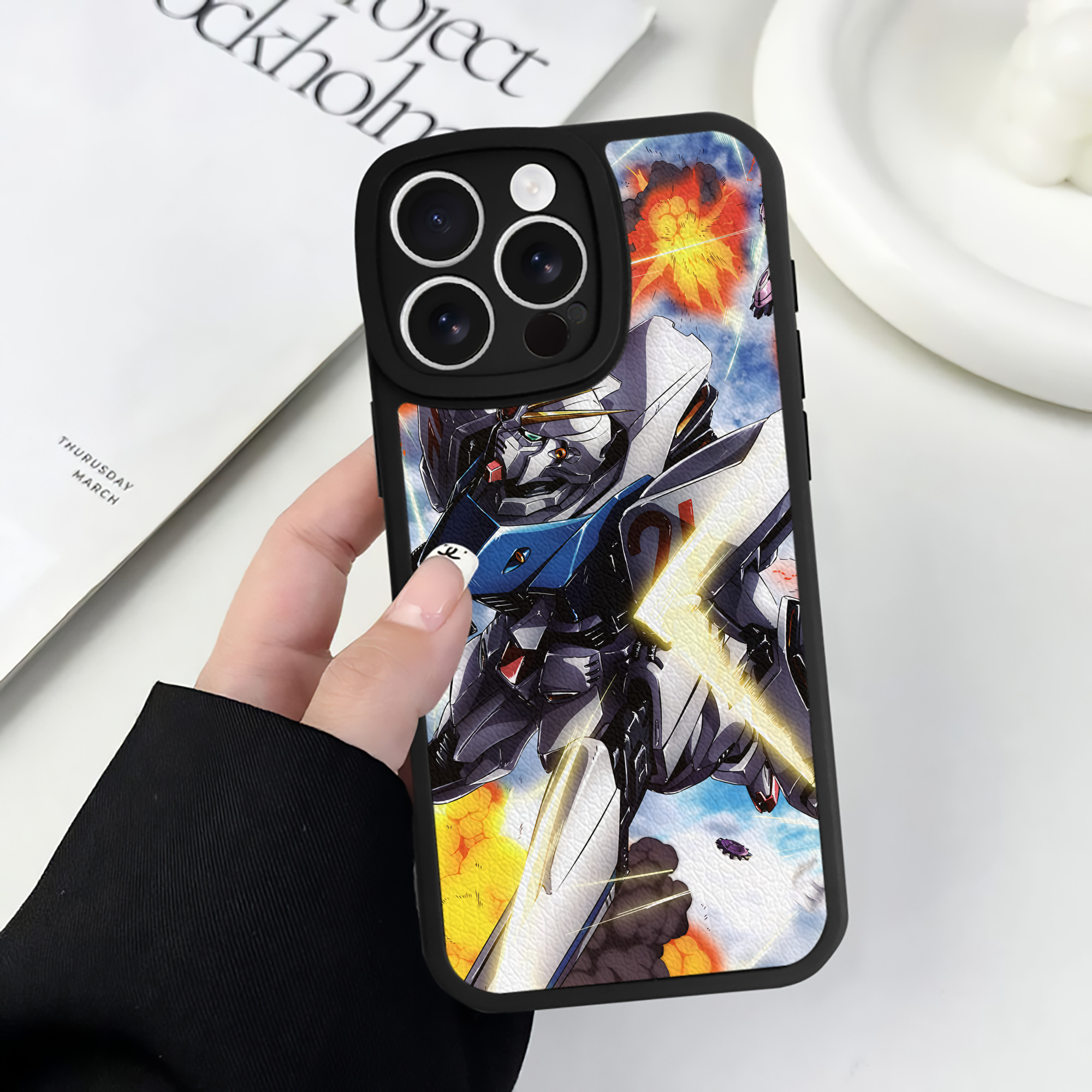 （画像用） 機動戦士ガンダム Mobile Suit Gundam 【iPhone 16シリーズ対応】シリコンスマホケース（レザー調） 材質：シリコン